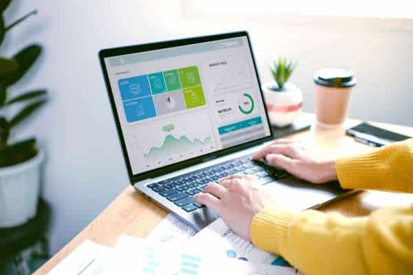 O que significa a sigla CRM? Tudo sobre o tema e como implantar - NexBlog